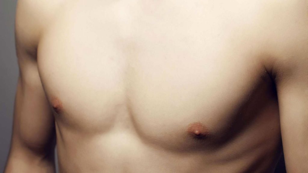Imagem de peitoral masculino para ilustrar conteúdo sobre cirurgia plástica de ginecomastia: a redução de mamas masculinas.